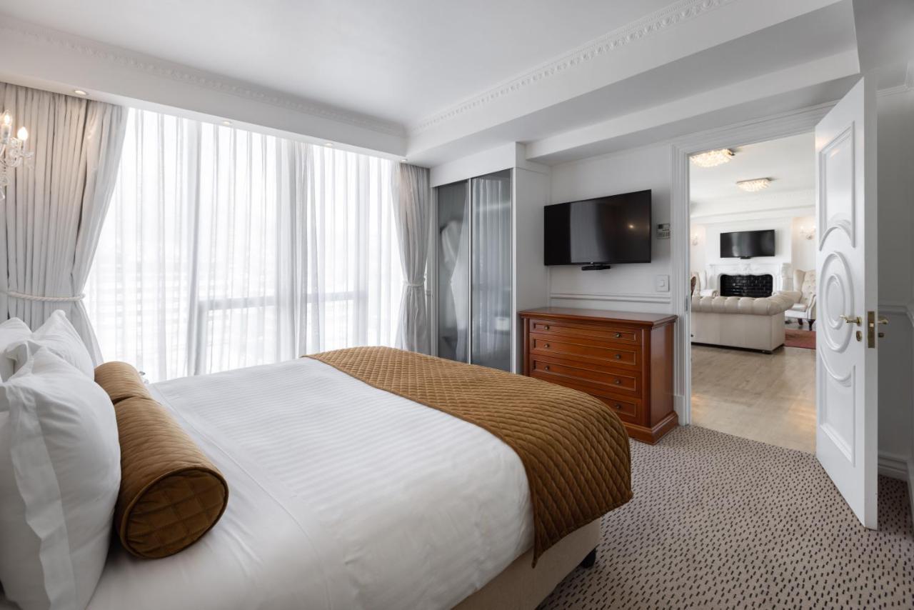 โรงแรมเปปเปอร์คลับ เคปทาวน์ ภายนอก รูปภาพ A bedroom at the Hilton Tel Aviv